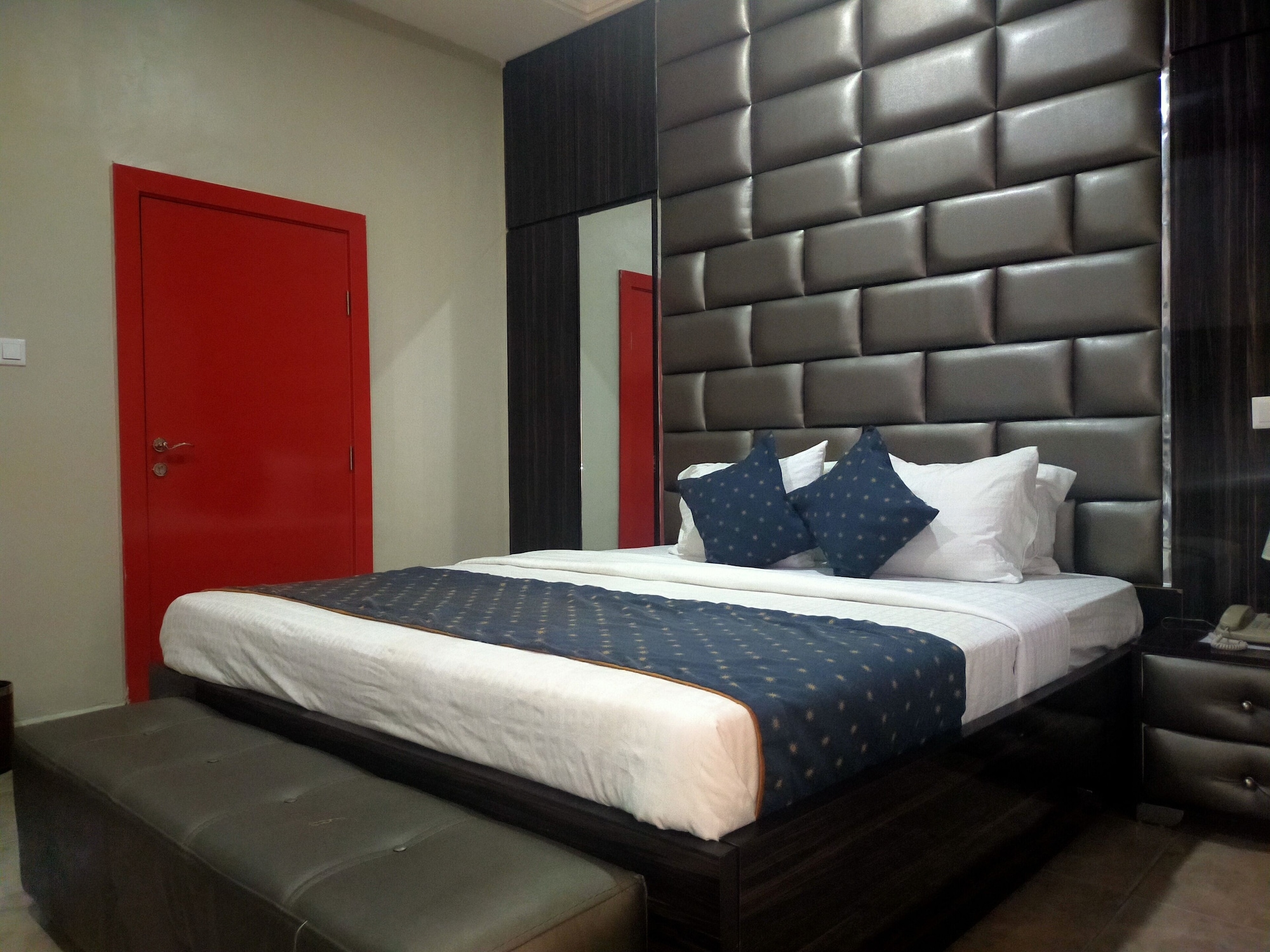 EXECUTIVE, SUITE, KING BED