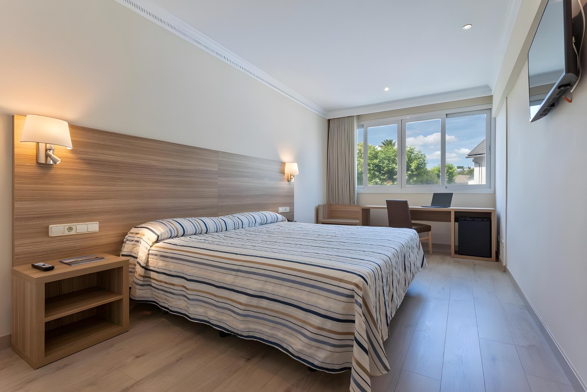 ROOM, QUADRUPLE