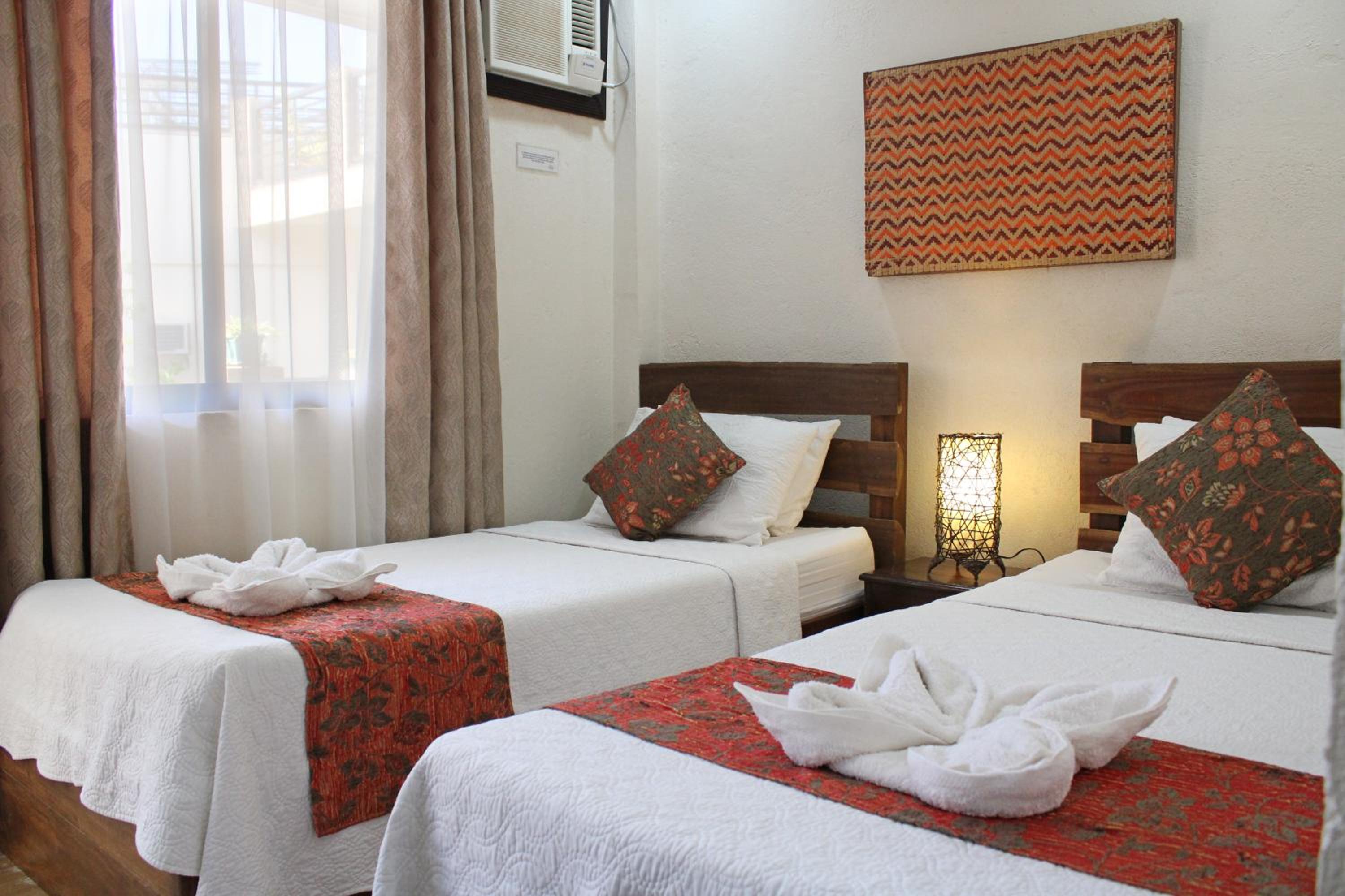 Courtyard, Twin Beds