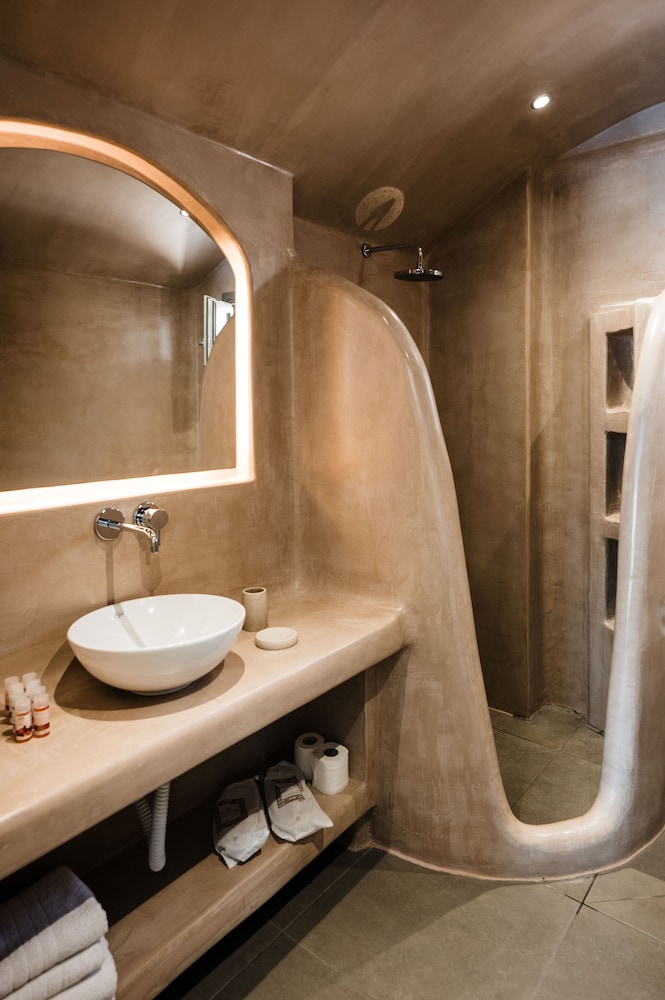 Amphitrite Suites Santorini 66/68