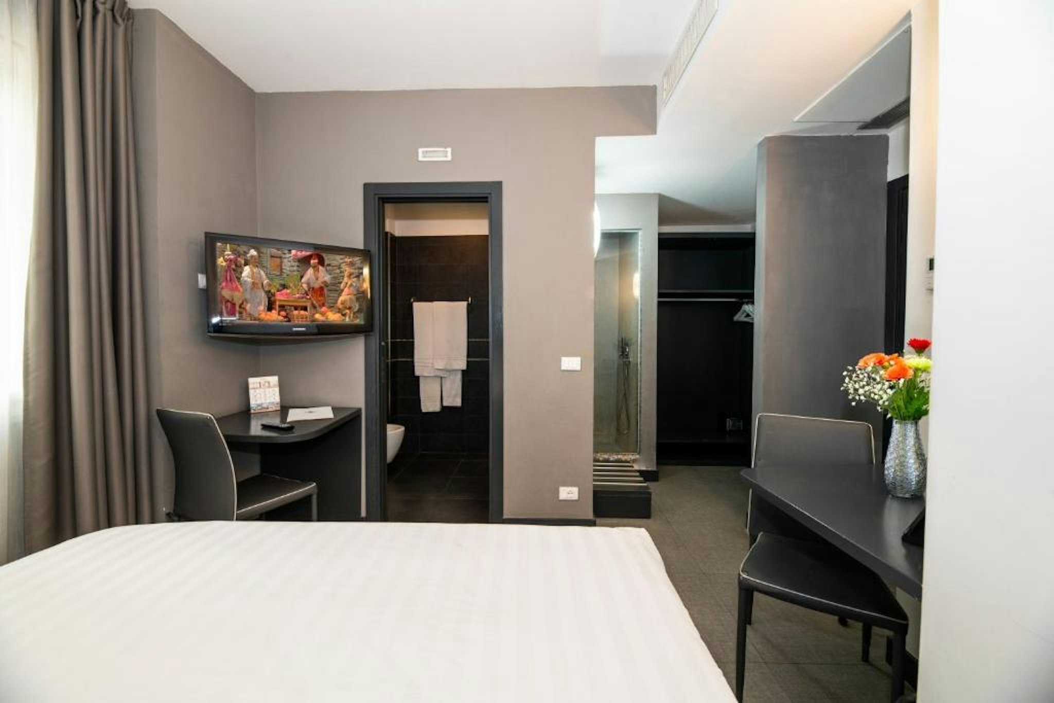 Golden Hotel 13/37