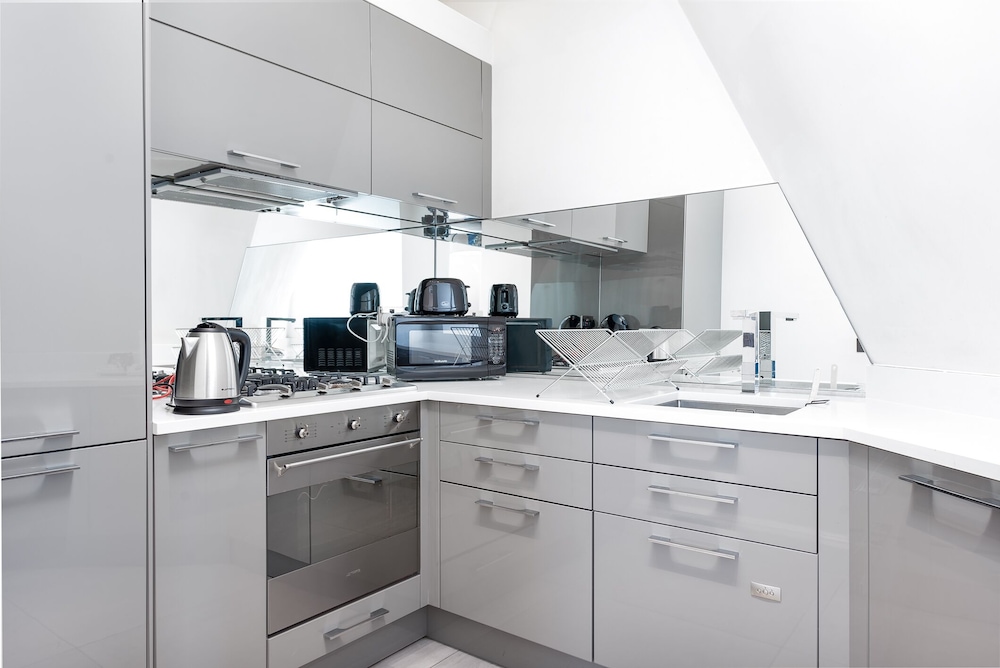 Grosvenor Gardens by CAPITAL 50/50