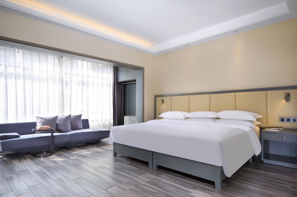 EXECUTIVE, KING BED