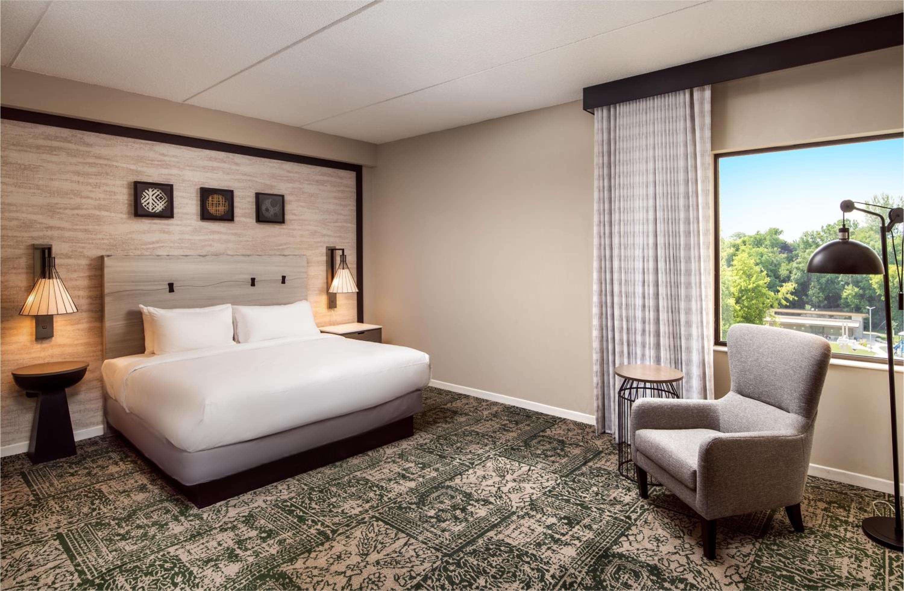 Junior Suite, King Bed, Sofa, Jetted Tub