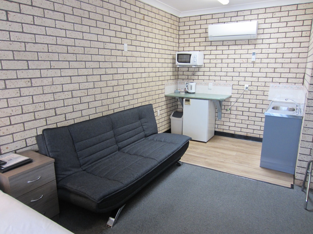 COWRA CREST MOTEL 32/50