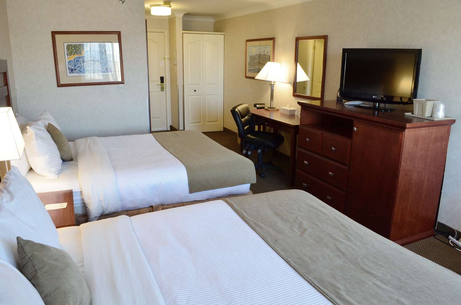جناح بسريرين كوين بغرفتي نوم مع أريكة بمطبخ، Best Western Gold Rush Inn 2/3
