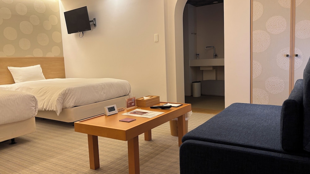 Hachi Inn 38/49