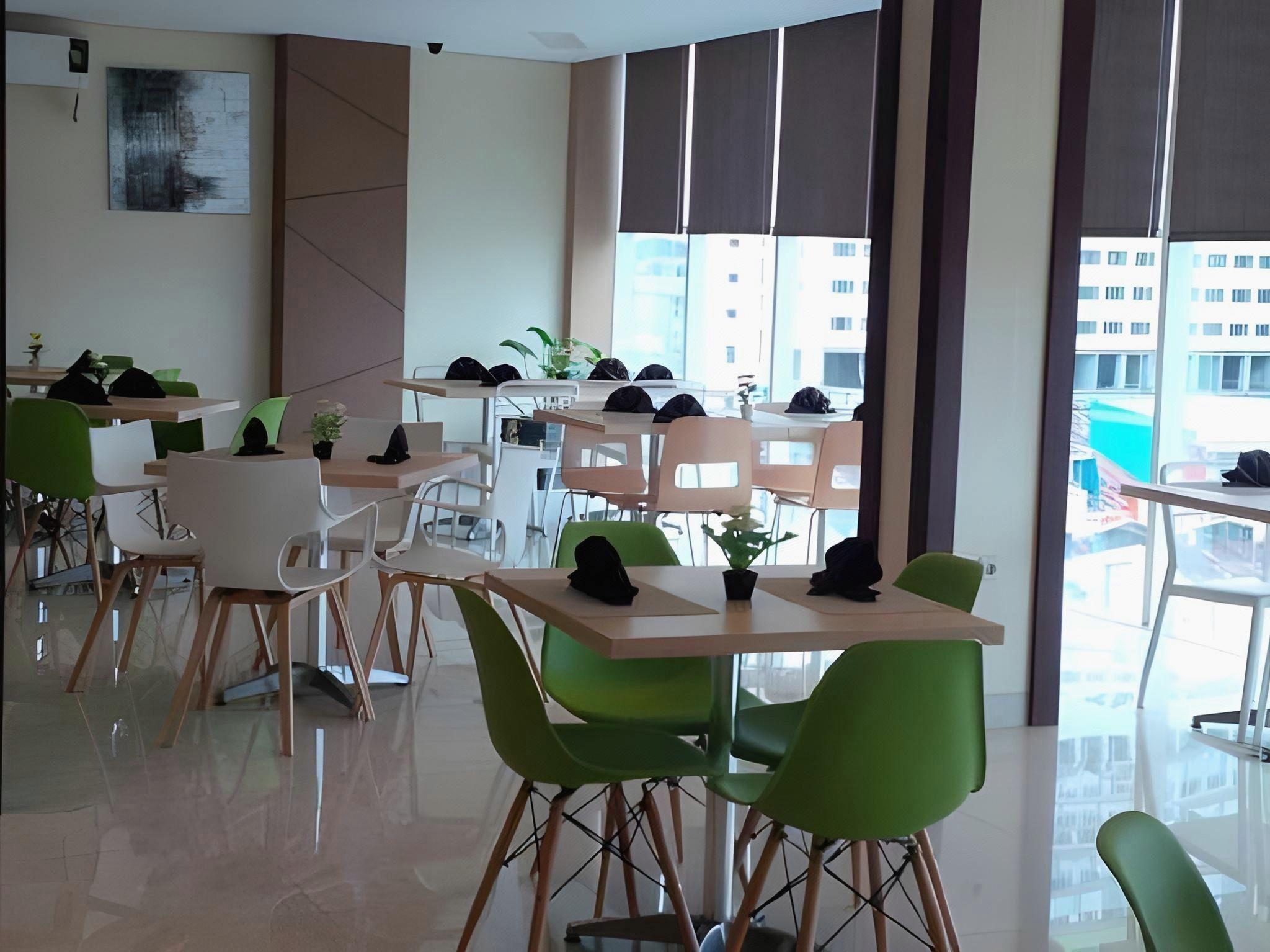 Max Hotel Panakkukang Makassar By LIFE 25/30