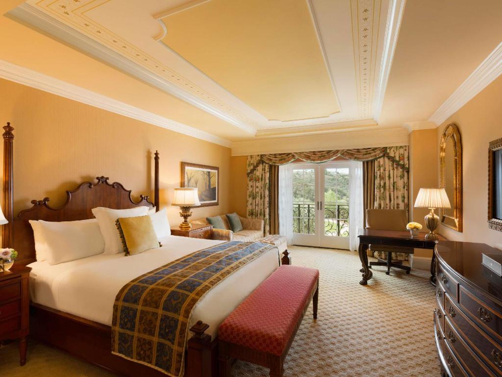 1 Bedroom, Suite, King Bed, with View, Parlor, Sofa, Kitchen