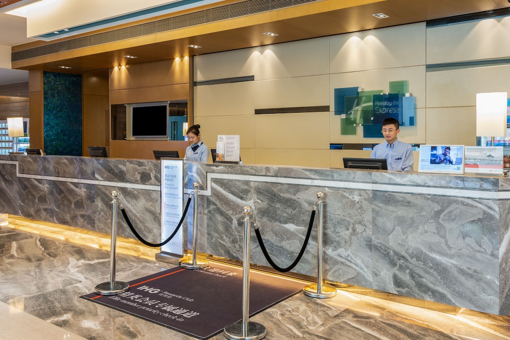 Holiday Inn Express New Jinqiao 9/35