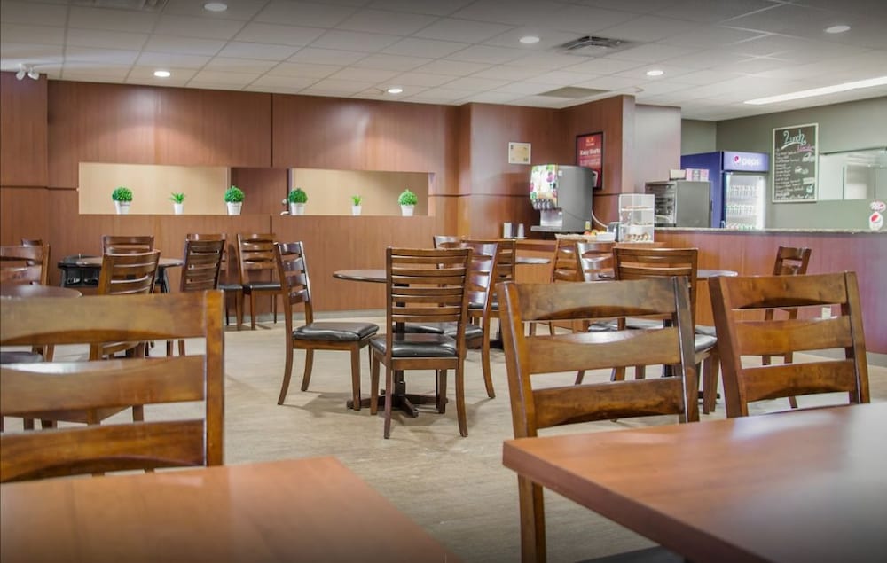 Econo Lodge Winnipeg 35/40