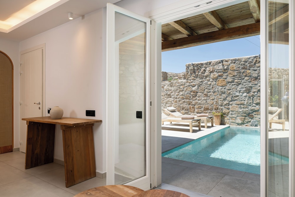 OLIVING MYKONOS LUXURY SUITES 25/50