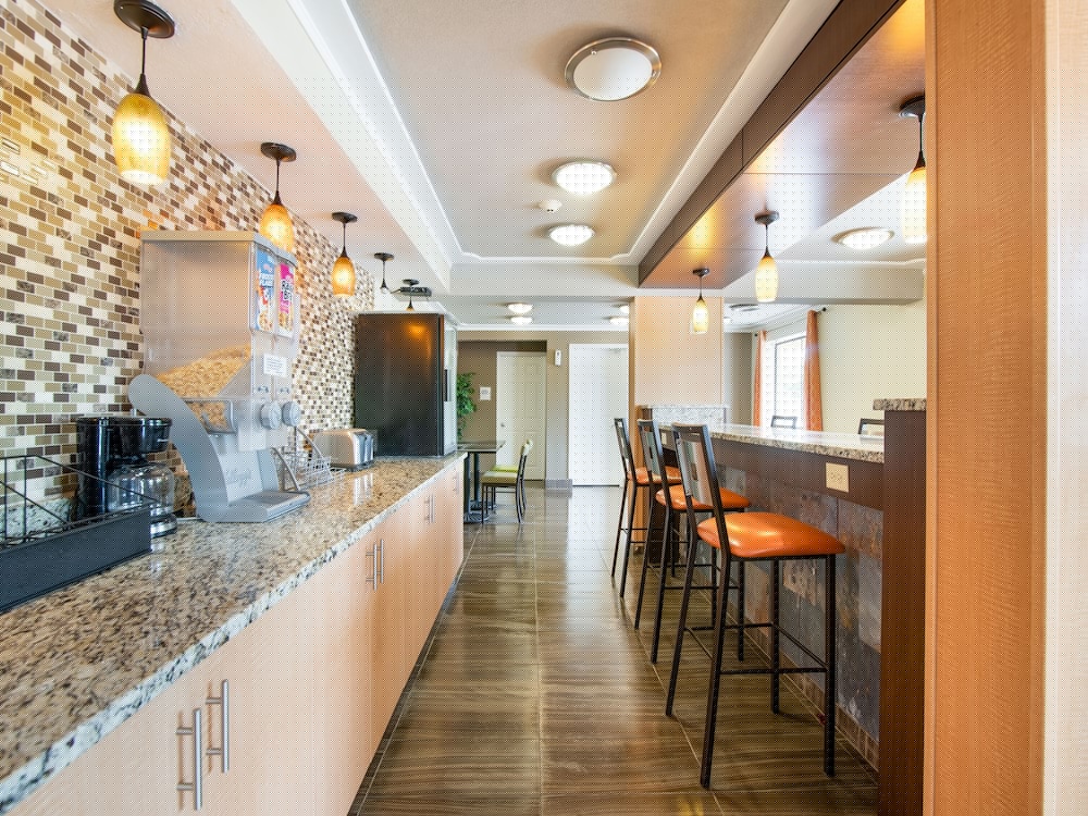 Days Inn & Suites by Wyndham Indianapolis Airport East 16/28