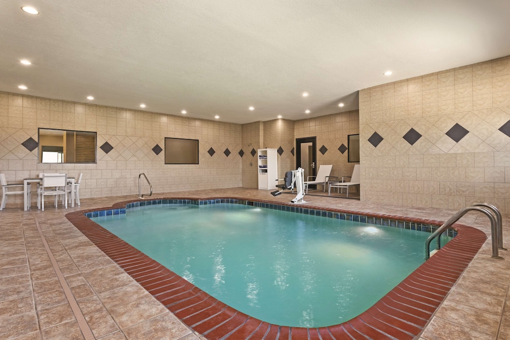 Country Inn & Suites by Radisson, Byram/Jackson South, MS 11/24