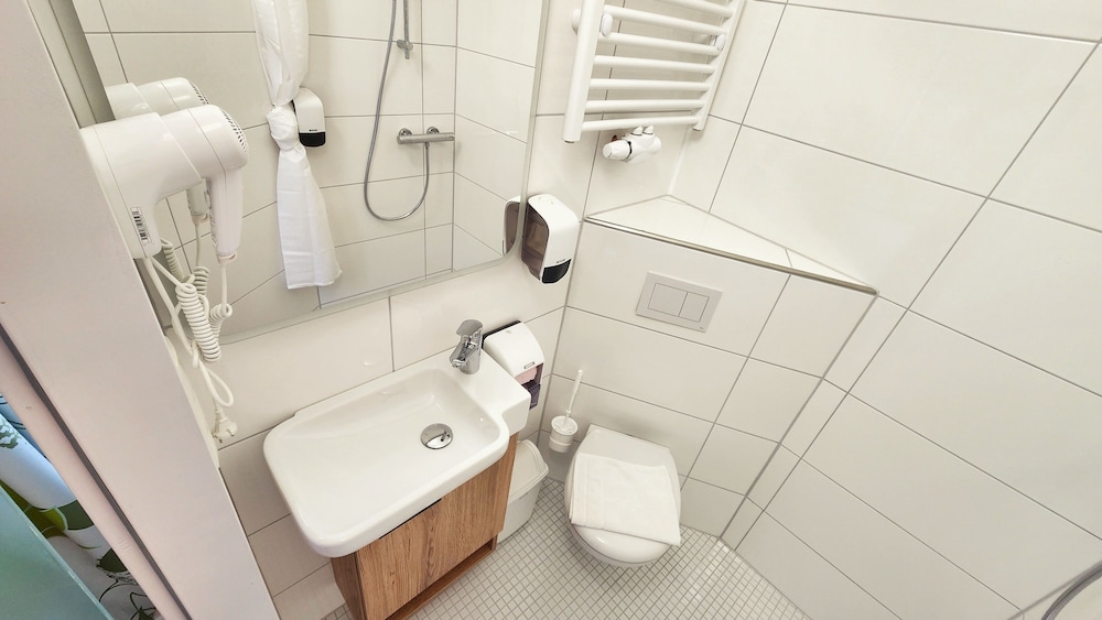B & L Hostel 39/50