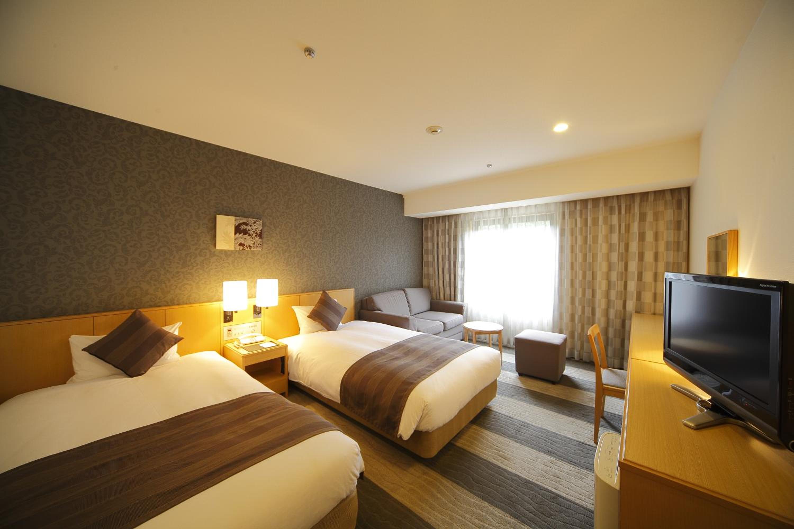 MODERATE, TWIN BEDS, SOFA