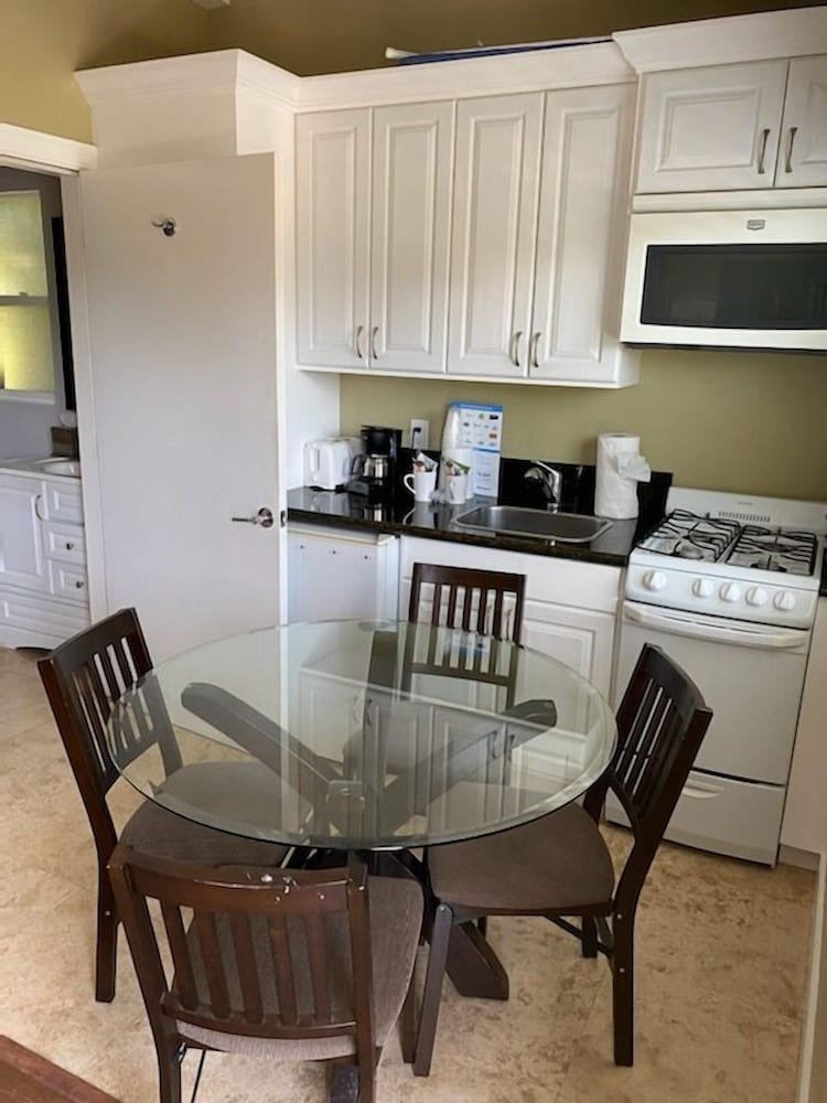 Sea Breeze Inn And Cottages 61/75