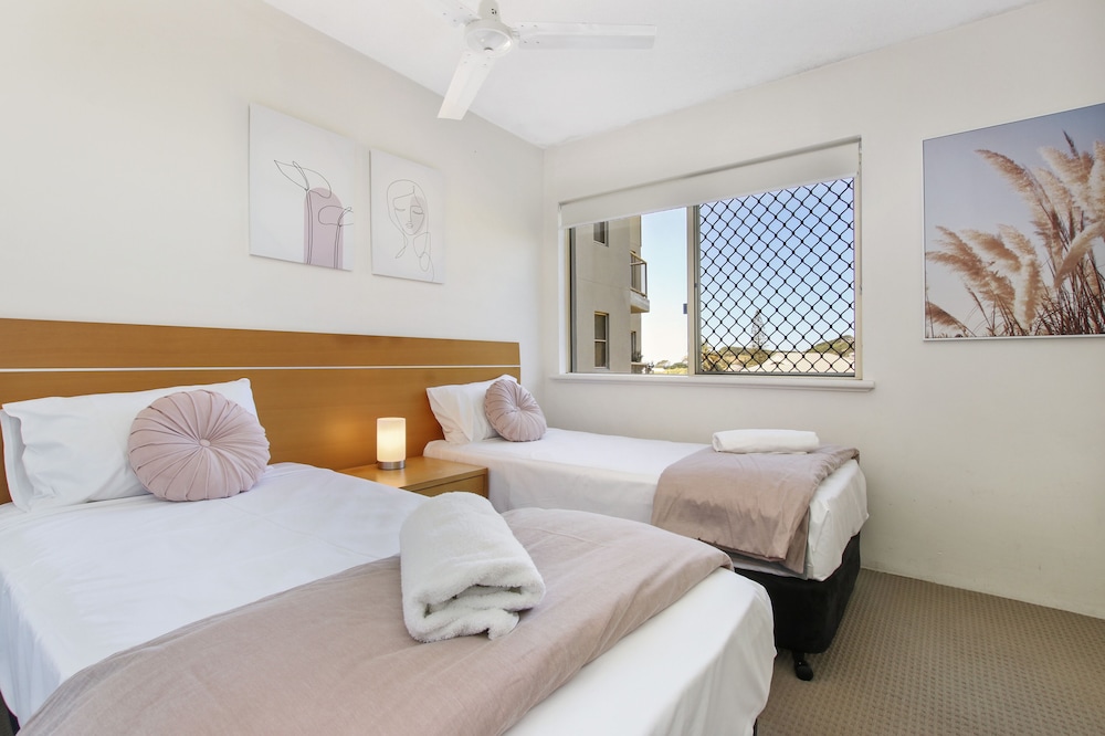 Headland Beach Resort 8/69