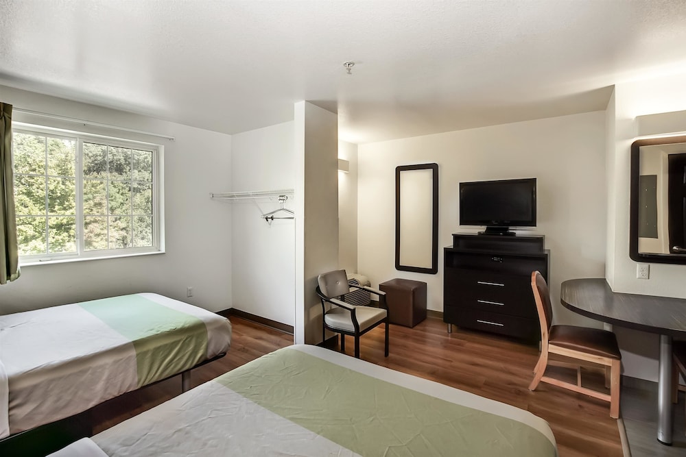 غرفة قياسية بسريرين مزدوجين للمدخنين، Studio6 East Brunswick, NJ - NYC Area 3/7
