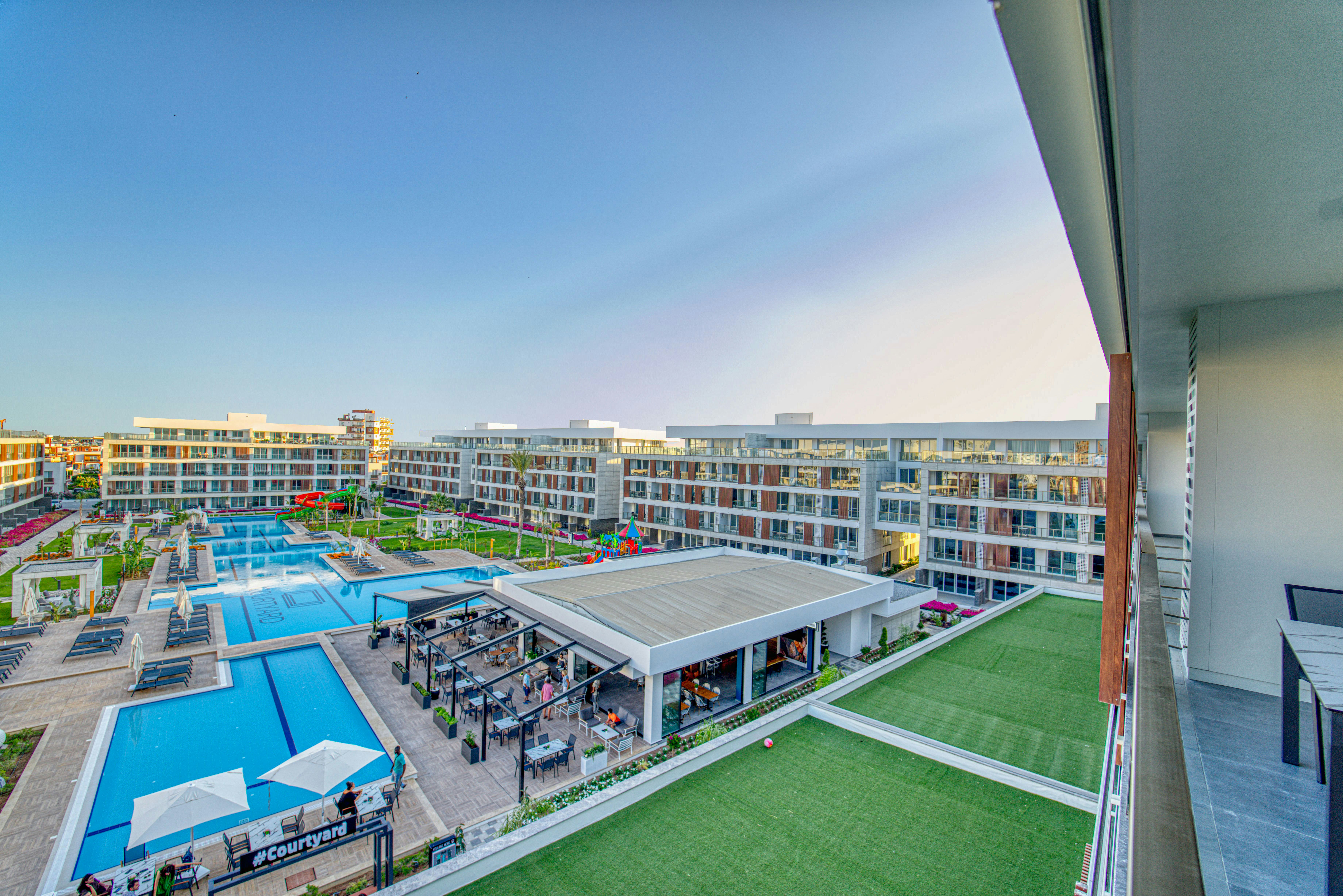 Courtyard Long Beach 47/50