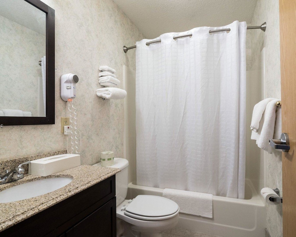 Econo Lodge Inn & Suites Canandaigua - Fingers Lake Area 11/37