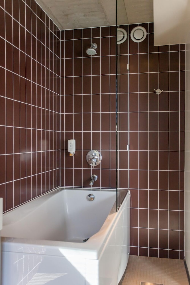JOHAN SPA HOTEL 49/50