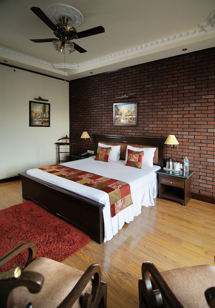 Diplomat Residency 24/46
