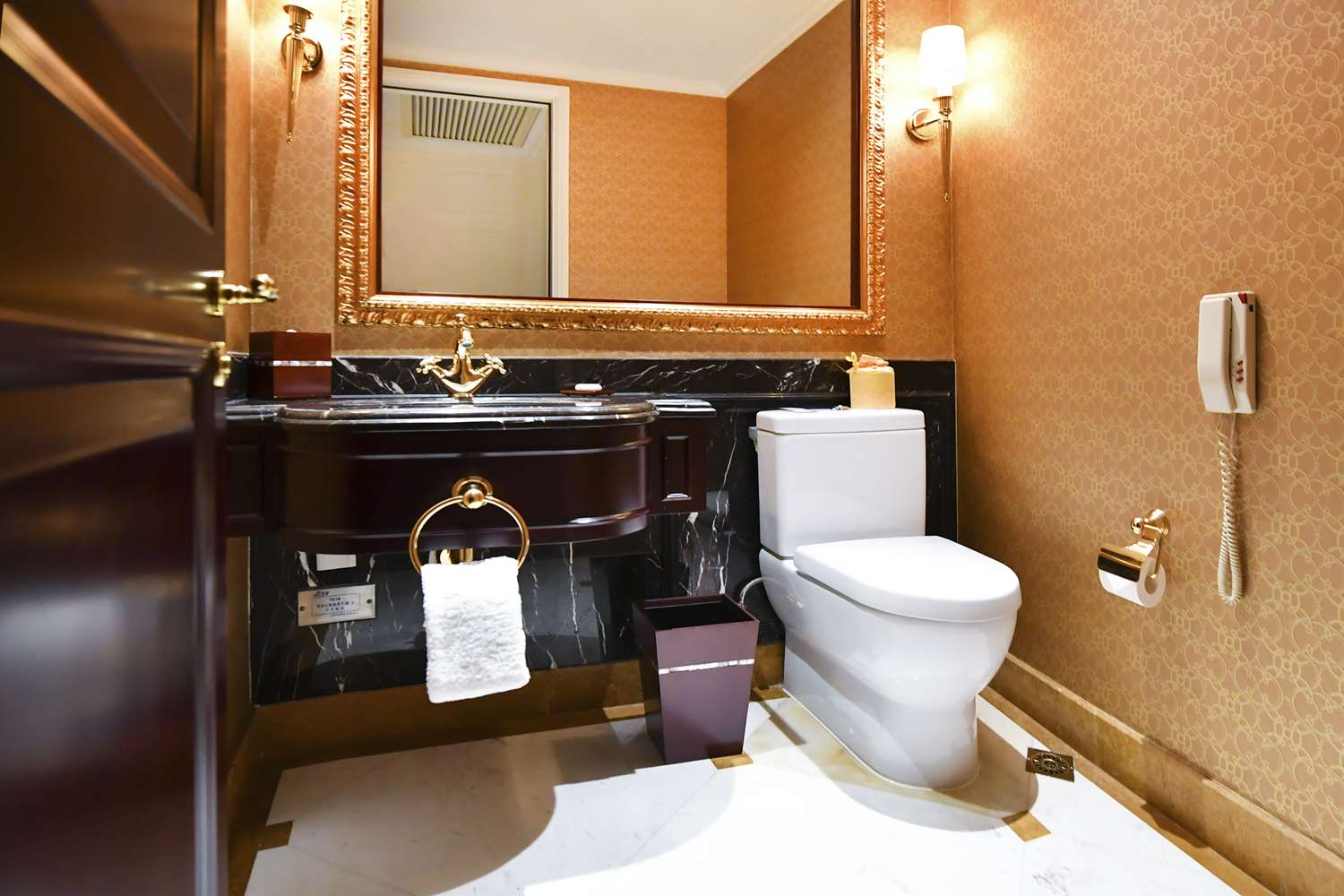 Business, Suite, Double or Twin Bed, City View, Living Area