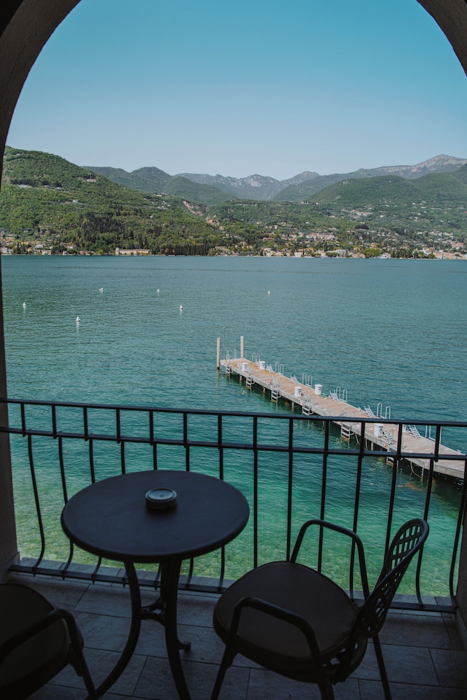 Bella Hotel & Restaurant 50/55