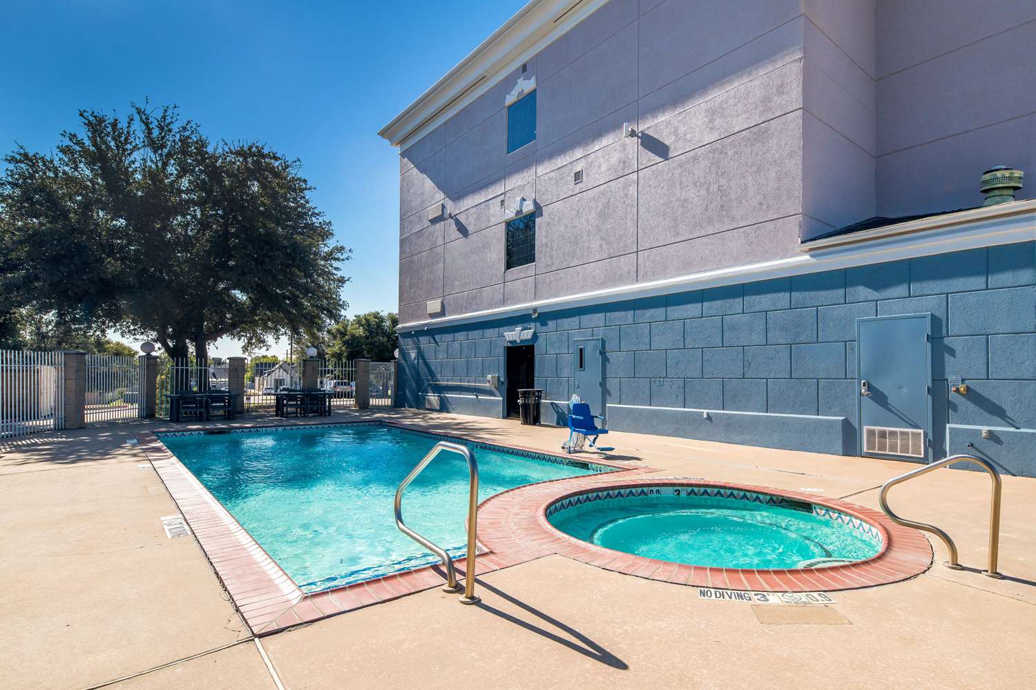 Roanoke Suites 24/24