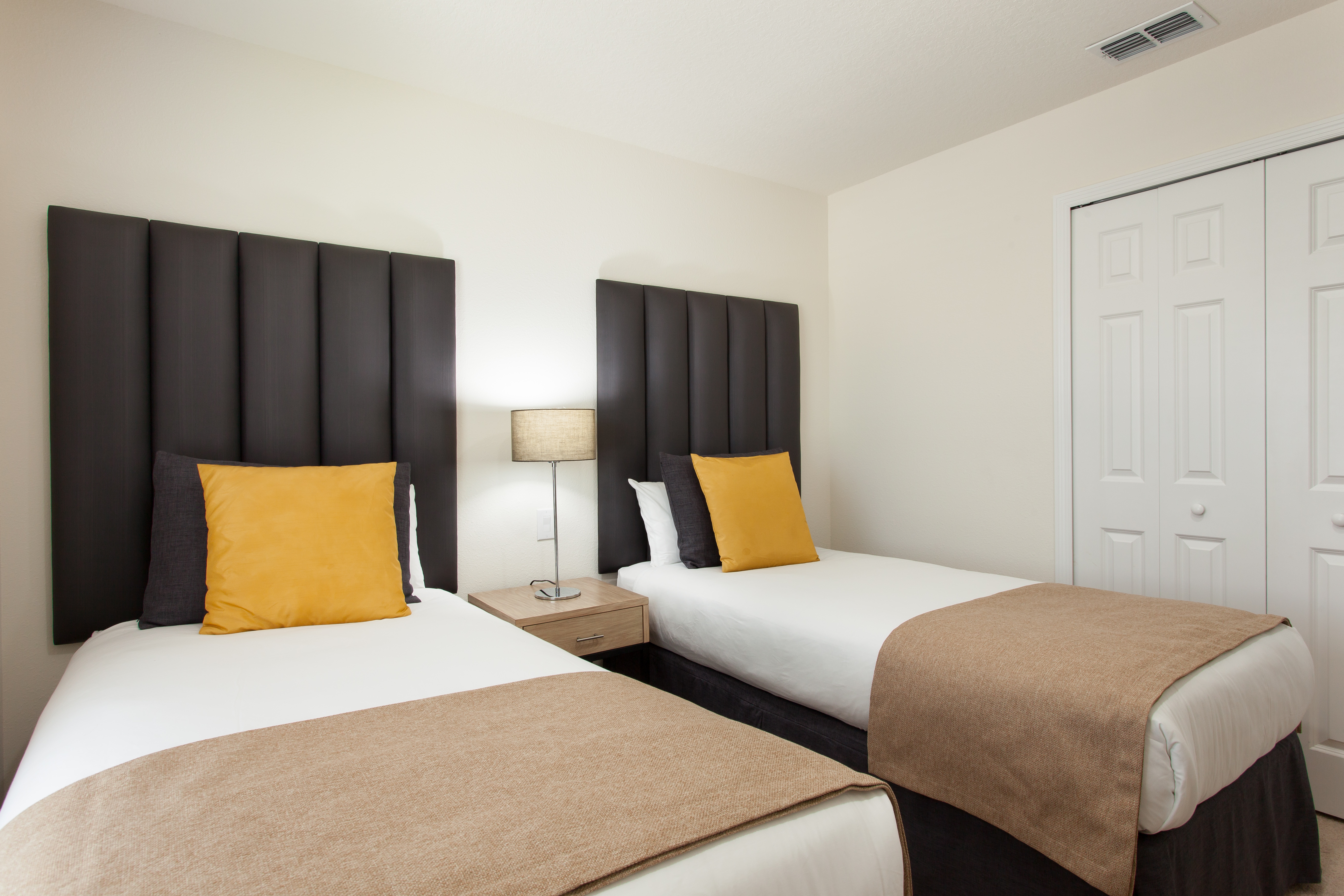 2 Bedrooms, Town House