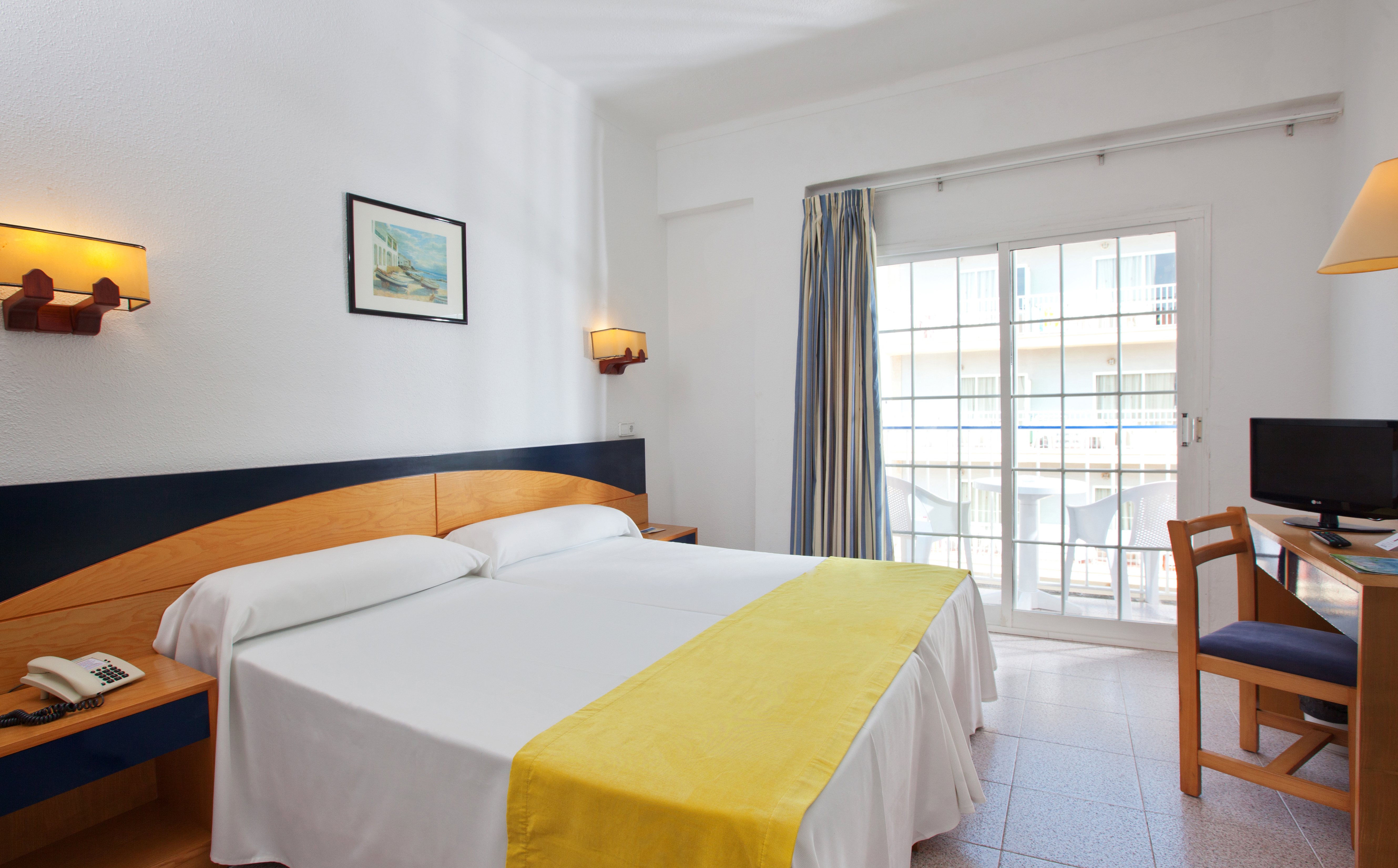 Room, Double or Twin Bed, Lateral Side Sea View, Balcony