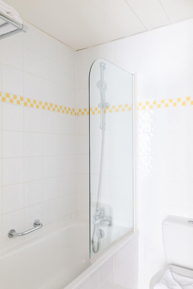 Room, Single, Queen Bed, Hotel Le Colisee 5/5