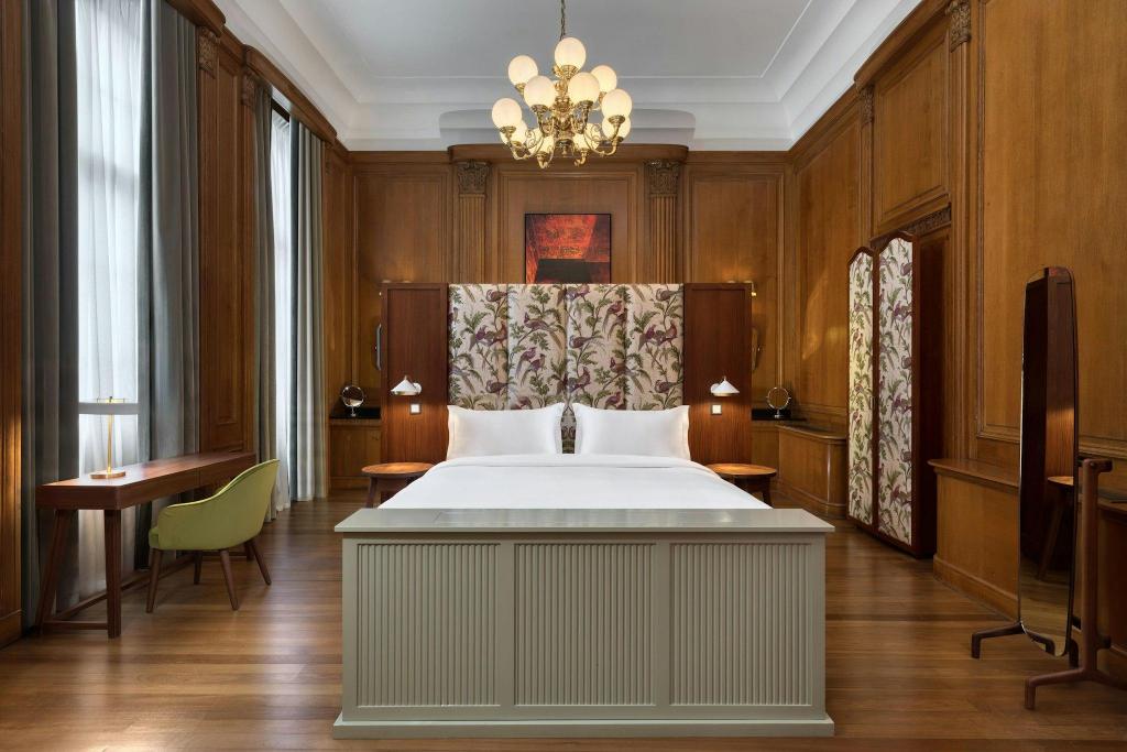 Director, Suite, King Bed