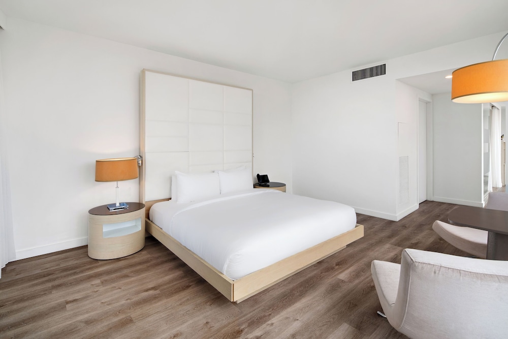 Junior Suite, King Bed, Bay View, Balcony