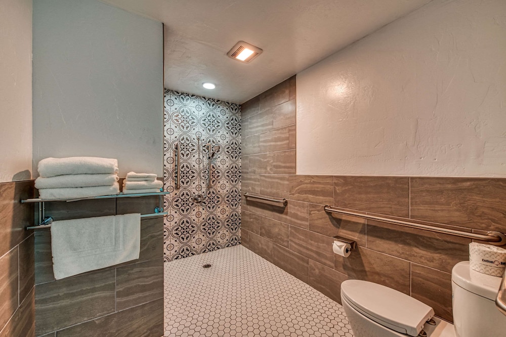 Casa Via Mar Inn, an Ascend Collection Hotel 56/85