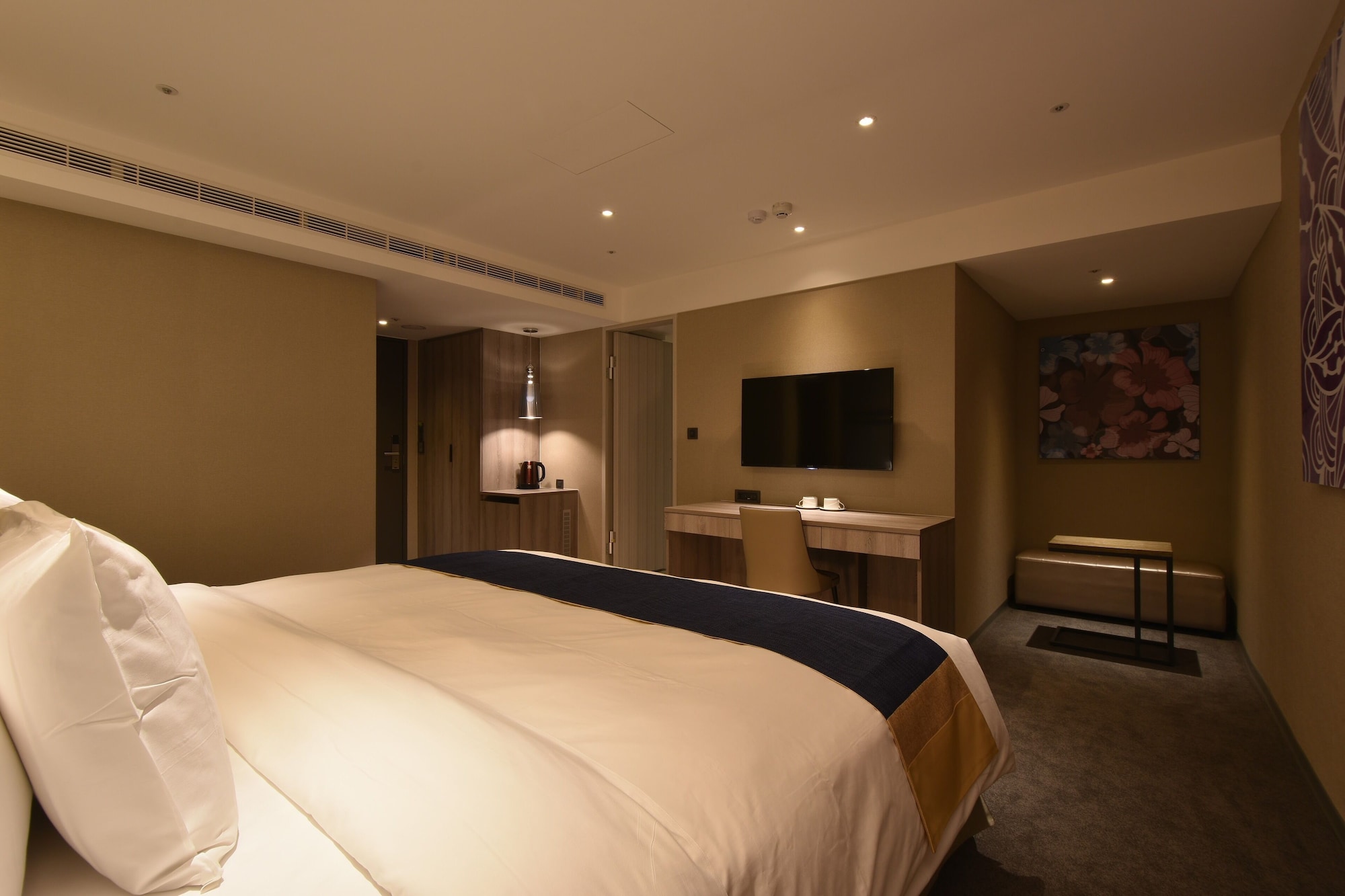 STANDARD, KING BED, NO WINDOW