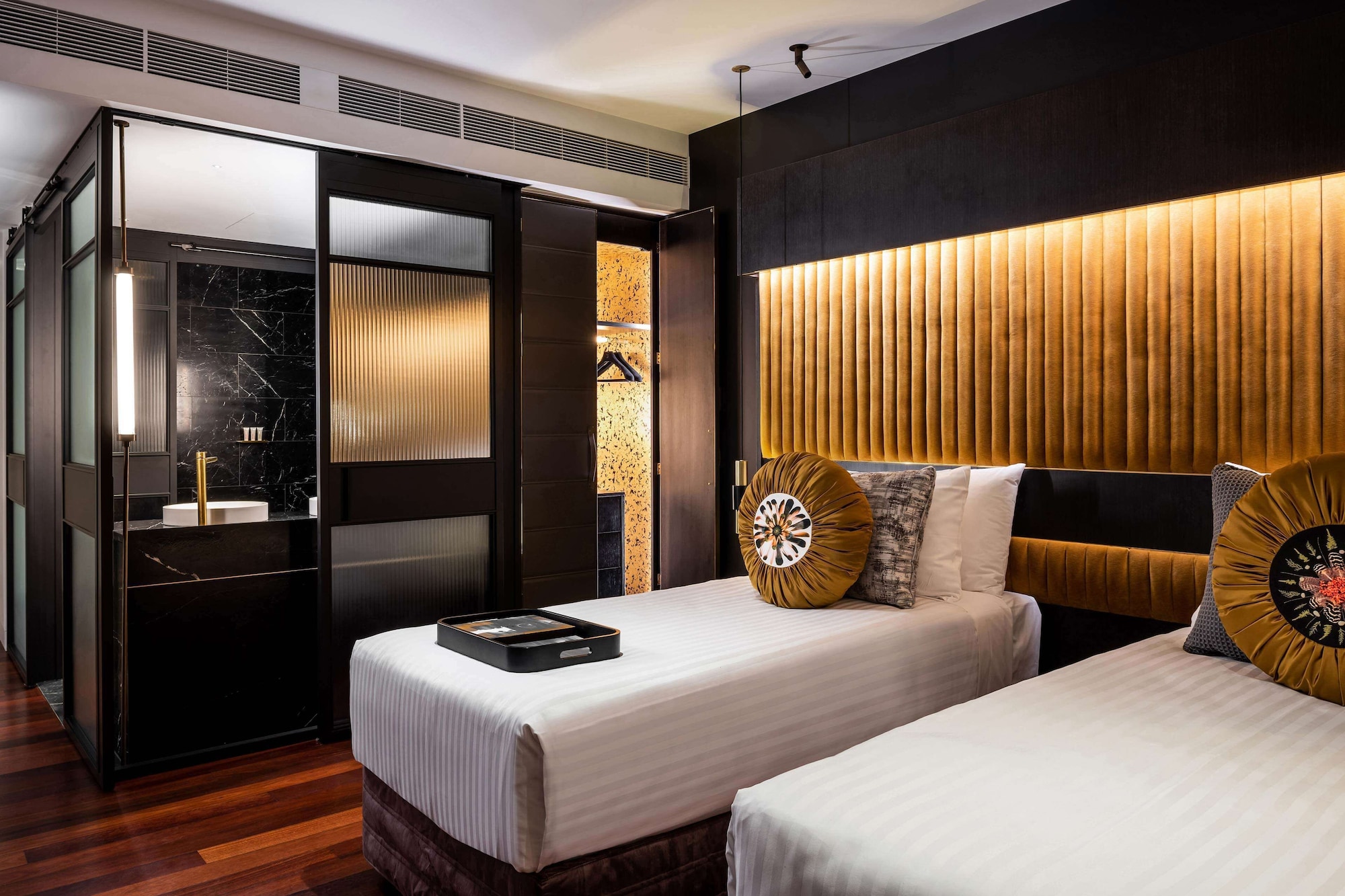 Qt, Twin Beds
