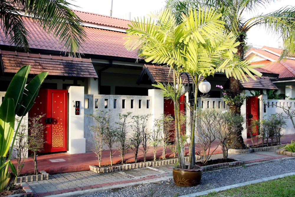 The Old Phuket Karon Beach Resort 10/85