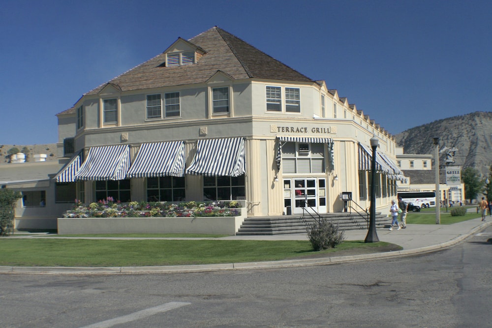 Mammoth Hot Springs 25/35