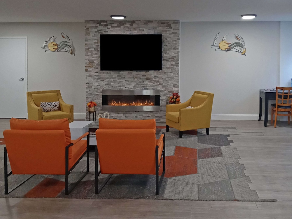 Clarion Pointe Evansville North 33/35