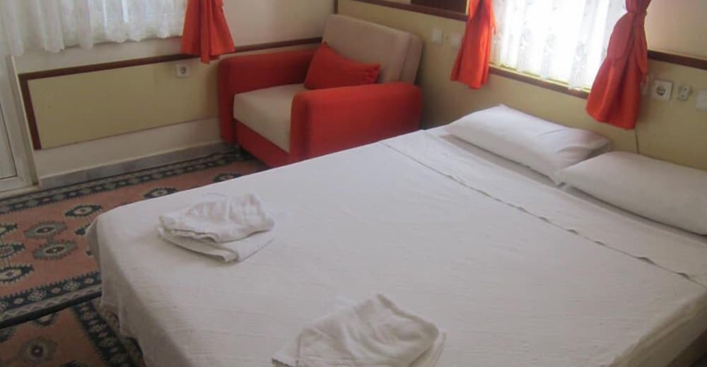ROOM, DOUBLE OR TWIN BED