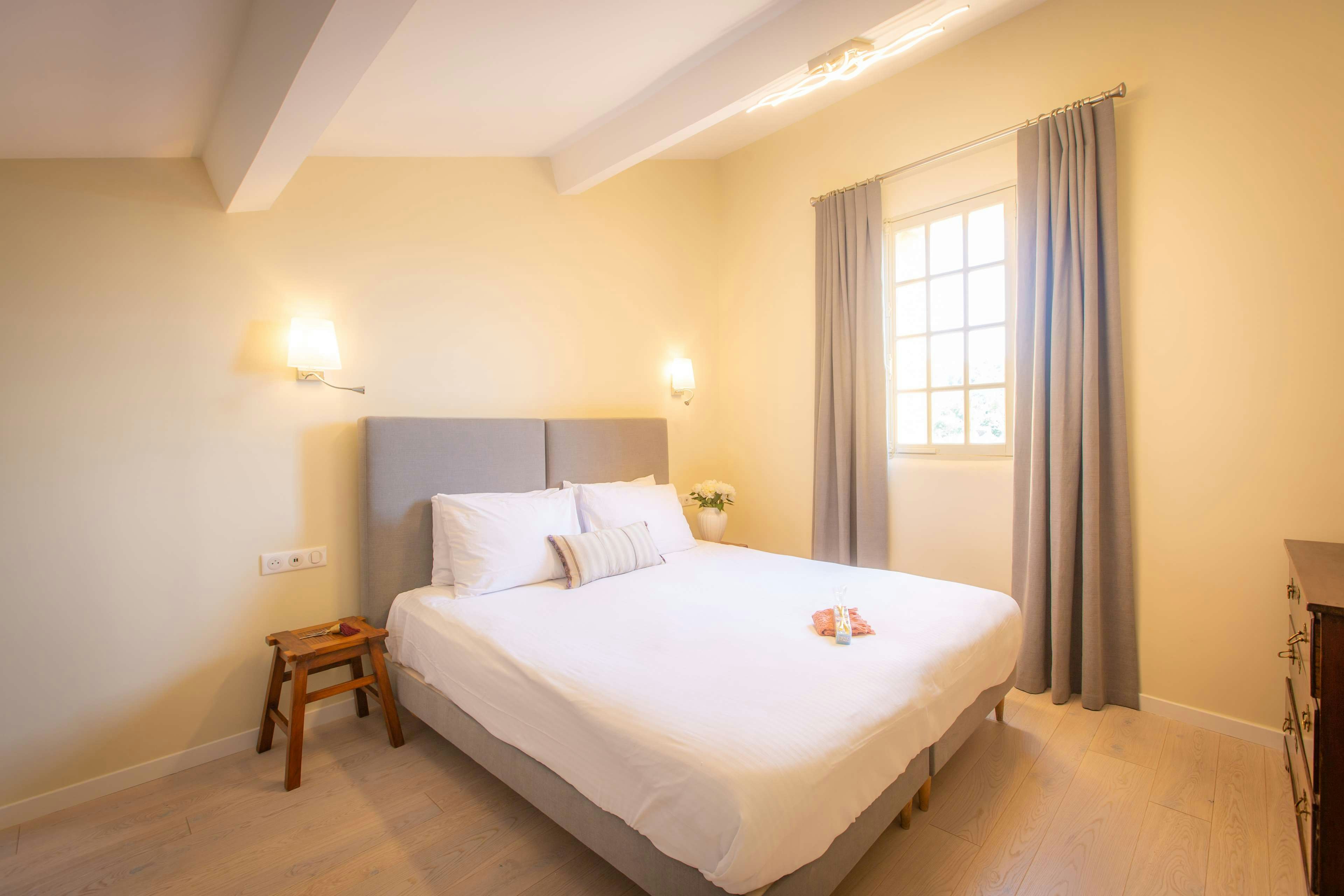 HOTEL LES ARMOIRIES 23/66