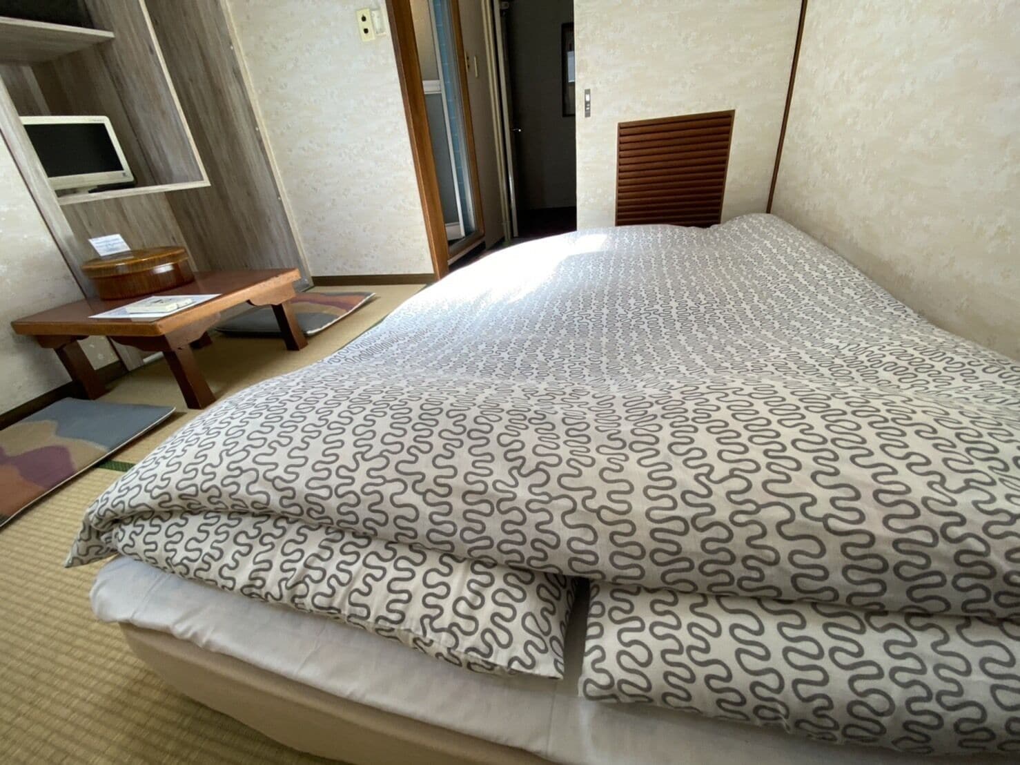 SEMI ROOM, SEMI DOUBLE BED