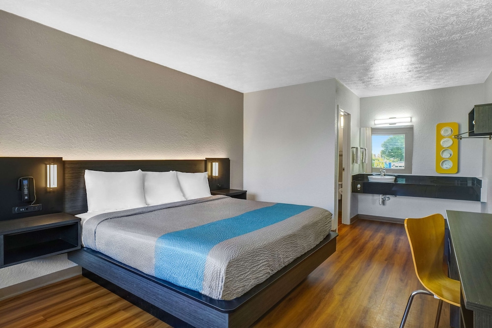 Motel6 Lexington, KY - East I-75 24/42