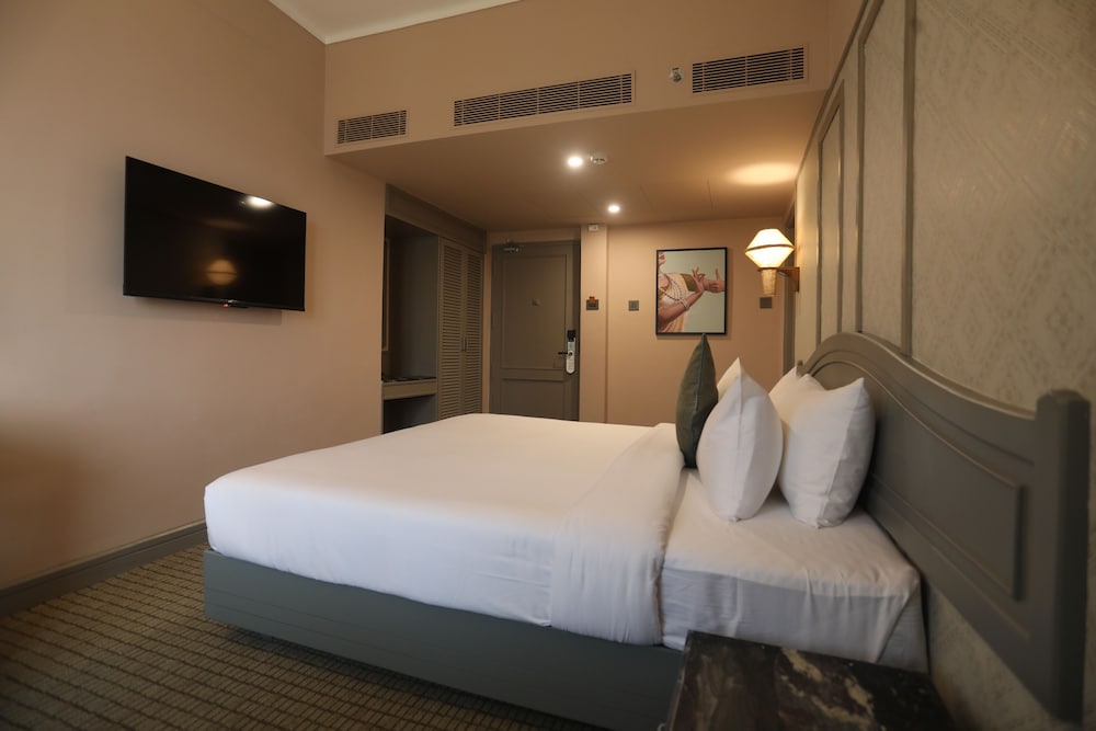 THE INTERNATIONAL HOTEL 19/40