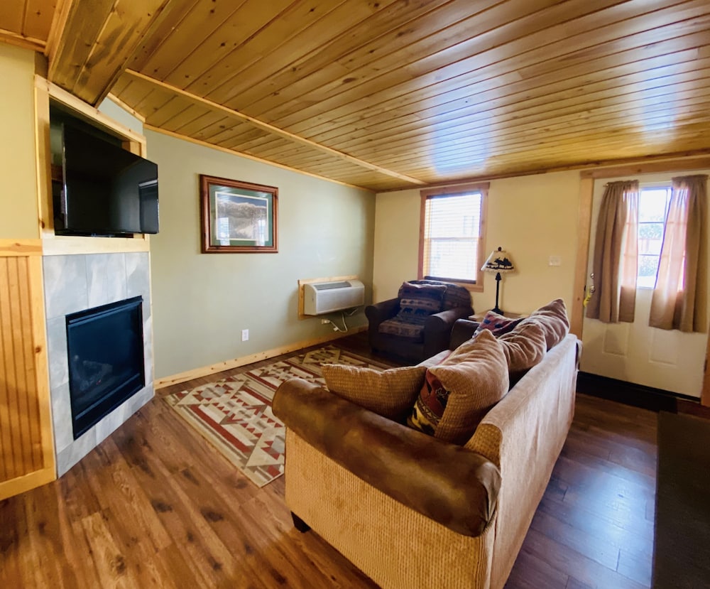 Salida Inn & Monarch Suites 33/78