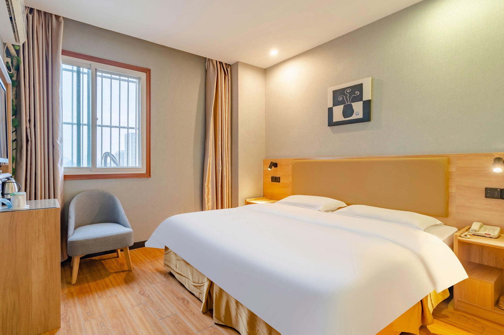 ROOM, QUEEN BED
