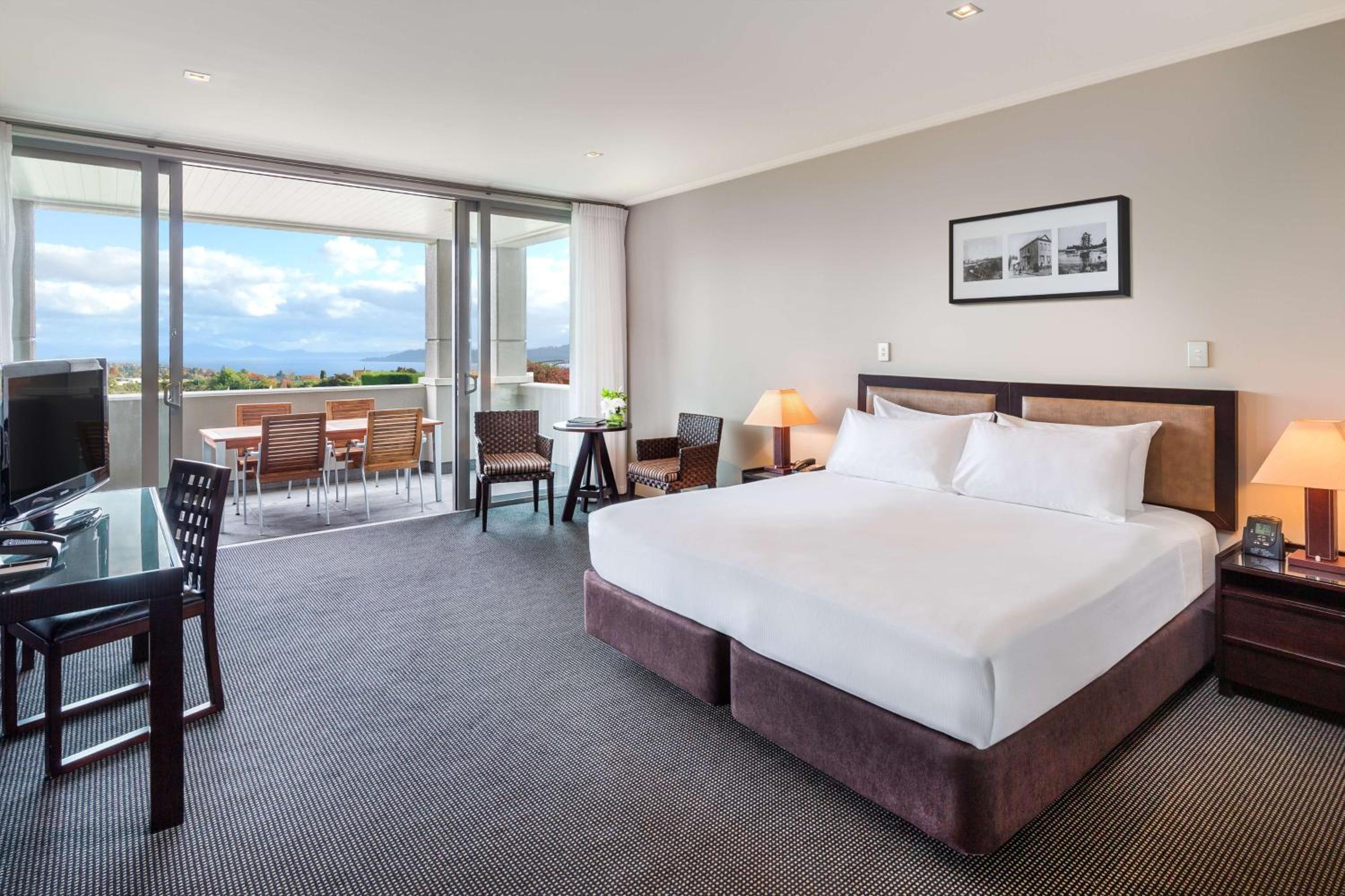 ROOM, KING BED, LAKE VIEW