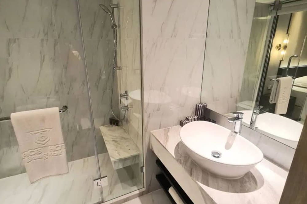Grace Hotel 23/77